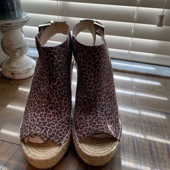 Kenneth Cole Leopard Print Wedge Sandals - Picture 1 of 4